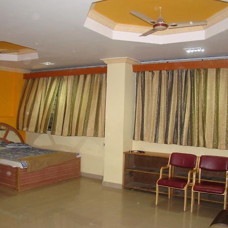 Sreeniketanam Lodge Madhavaram Exterior foto