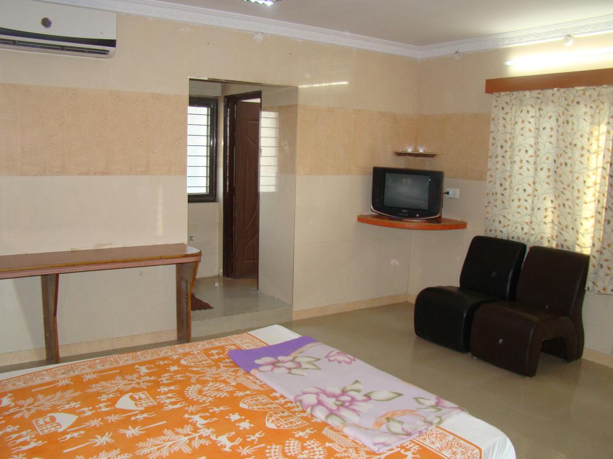 Sreeniketanam Lodge Madhavaram Exterior foto